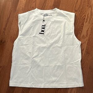 NWT boa. Women’s Shoulder Pad Tee White Size Medium